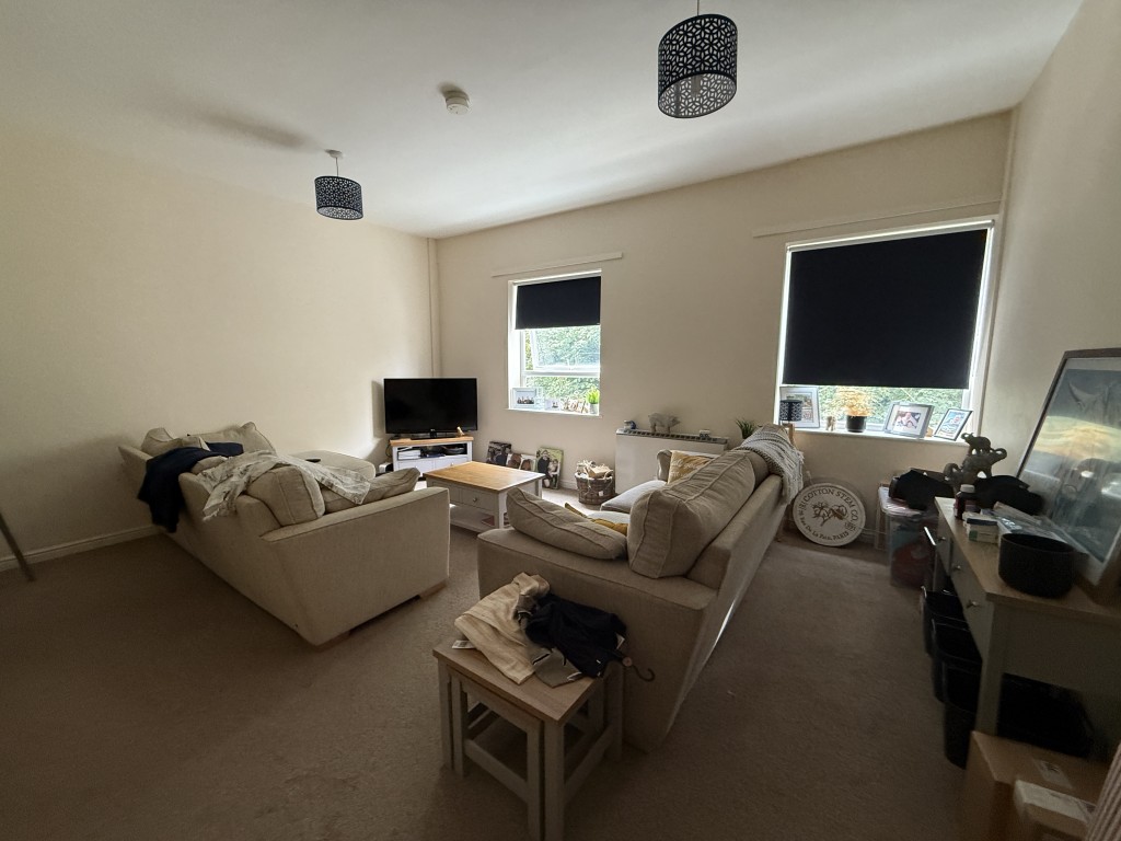 Lot: 47 - MIXED RESIDENTIAL AND COMMERCIAL TOWN CENTRE INVESTMENT - Flat 2 Living room with windows to front